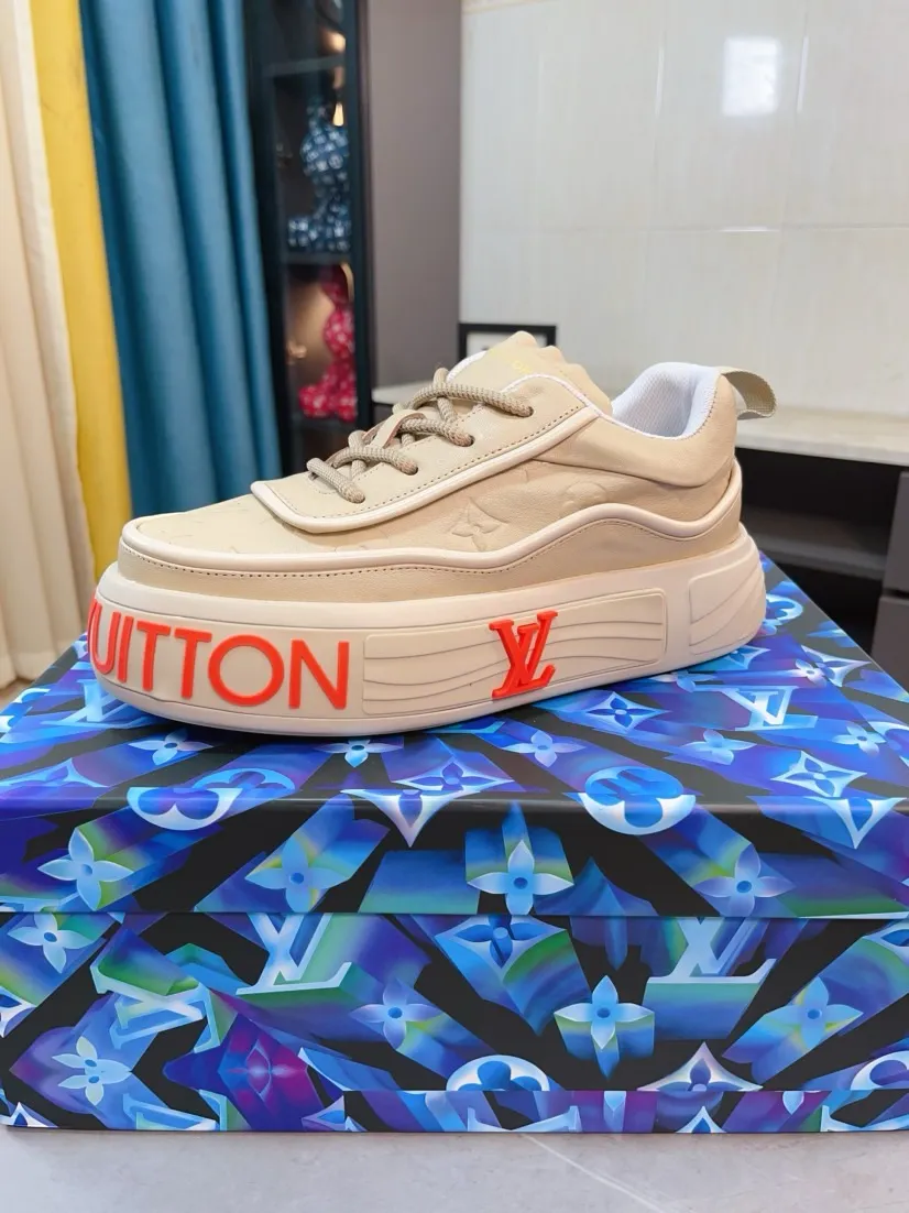 Men's men's shoes 💰560🌸🌸 LV style is novel and fashionable, the upper is made of imported cowhide + LV special materials! Super trendy design! It’s eye-catching! The leather is soft, delicate, shiny and translucent, showing the ultimate in pure handcraftsmanship, and the mesh is soft, comfortable and breathable! Size: 39-44 (38 45 customized)